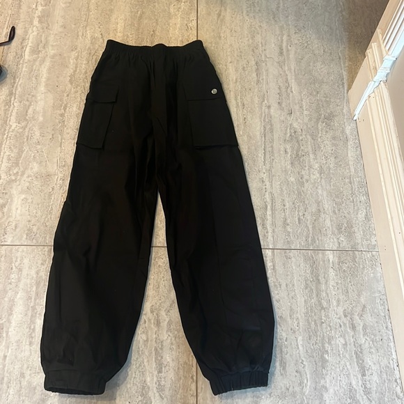Guyueqiqin cargo black pants with 2 side pockets stretchy waist NWOT - Picture 1 of 3
